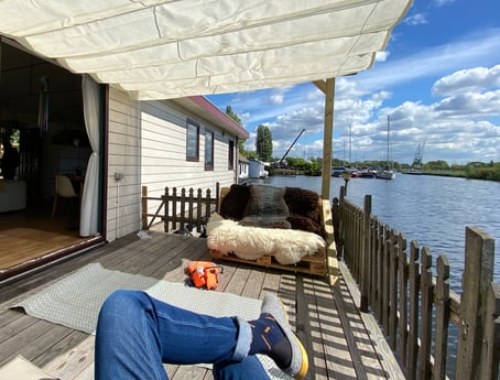 Leuke ontspannende loungeruimte met schaduw en uitzicht op de boten