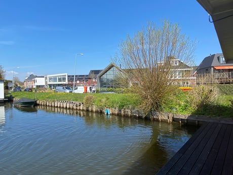 Grillen am Deich. Das Hausboot ist eine feuerfreie Zone