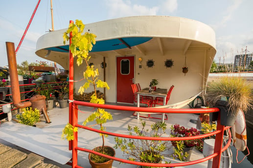 Setzen Sie sich auf Ihre private Terrasse mit Blick auf den Hafen.