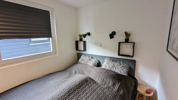 Slaapkamer met een bed van 160 x 200 cm