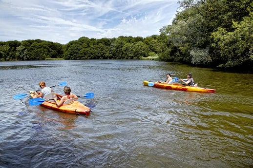 Sie können den Amsterdamse Bos auch vom Wasser aus erkunden.