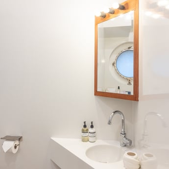Der Spiegel im Badezimmer