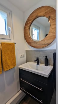 Spiegel en wastafel in het toilet.