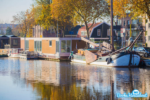 Onze woonboot. De linkerkant is uw privéappartement.