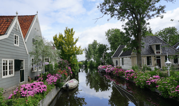 Pantalons dans le village de Waterland
