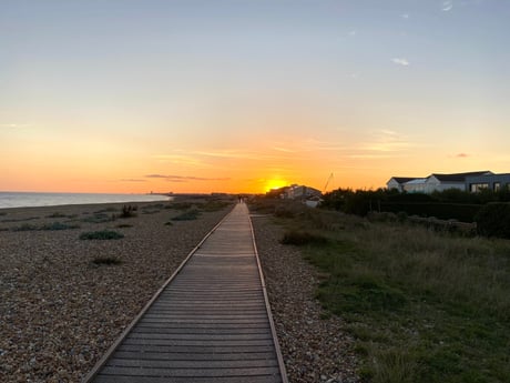 De promenade op Shoreham Beach is vooral leuk bij zonsopgang of zonsondergang. Neem wat fish and chips en kom kijken hoe de zon ondergaat.