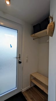 Entree met kledingkast