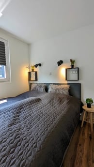 Slaapkamer met een bed van 160 x 200 cm