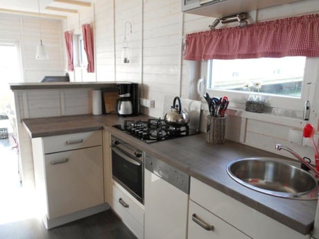 The fully equipped kitchen makes this houseboat perfect for foodies.