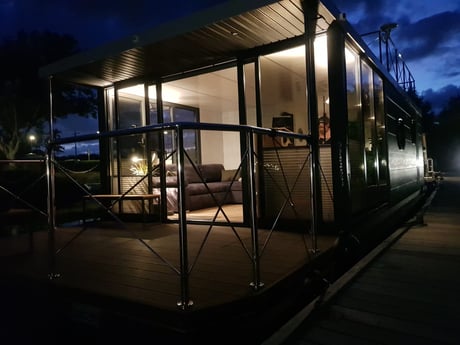 The houseboat at night