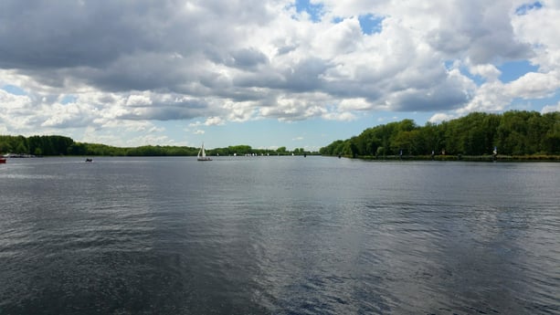 Het kleine meer genaamd 'New Lake' ligt naast de haven.