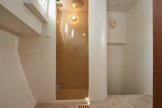 chambre principale avec douche à effet pluie, douche, toilettes et lavabo