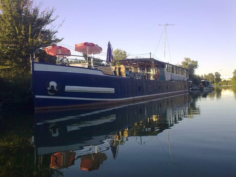 El hermoso barco auténtico.