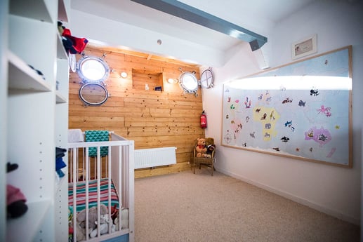 Im Kinderzimmer können wir zwei Einzelbetten aufstellen.