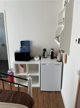 Koelkast magnetron eierkoker koffiezetapparaat en waterkoker