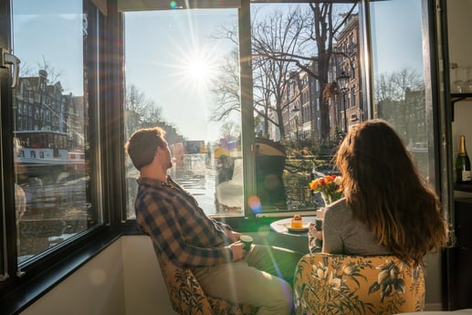 Eckzimmer mit beidseitigem Blick auf den Kanal