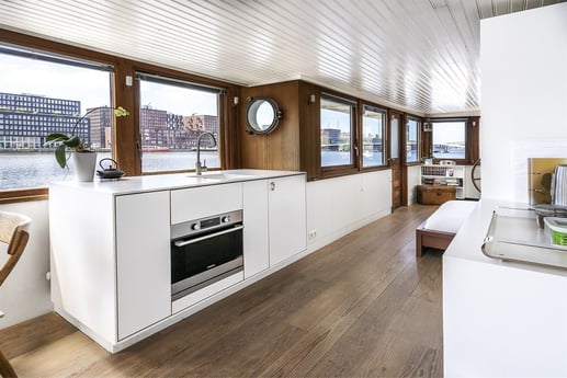 The kitchenette is well-equipped for preparing light meals (no stove/no cooking).