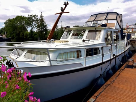 Le yacht à moteur Amstelle a une longueur de 12,50 m.