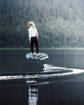 At the marina, it is possible to rent an E-foil board.