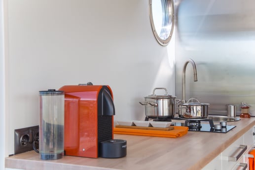 Cocina con cafetera nespresso