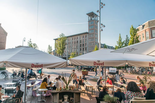 Terras sur la place Java à l'Est