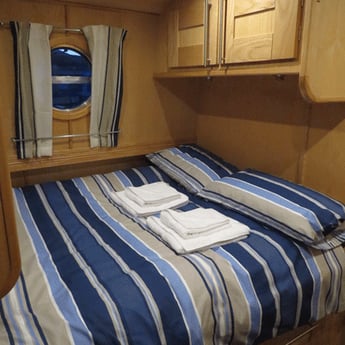 Dormitorio con cama doble