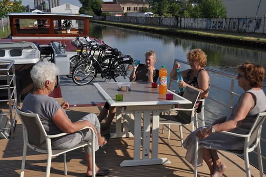 Auf der Terrasse die Sonne genießen