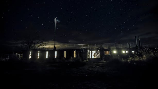 Le manque de lumière donne un ciel étoilé parfait.