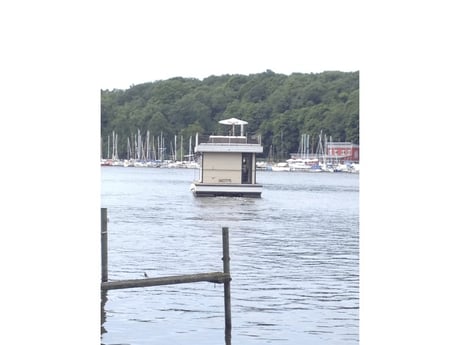 Self-driving houseboat