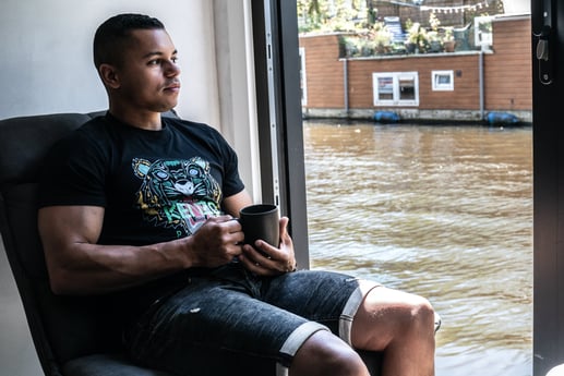 Einen Kaffee in der Küchenzeile trinken und dabei auf das Wasser achten;