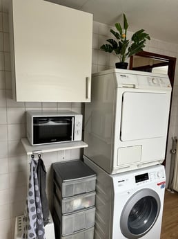 Kostenlose Nutzung der Waschmaschine und des Trockners. Geschirrtücher und Spültücher sind ebenfalls vorhanden