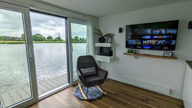 Woonkamer met schommelstoel en 55 inch Smart TV