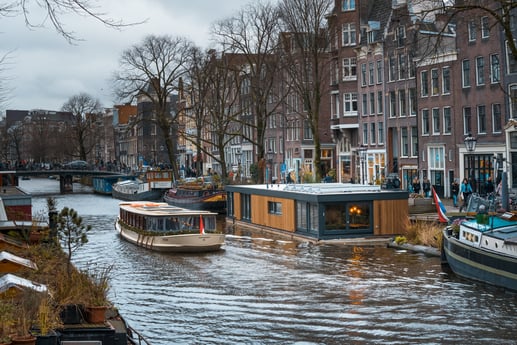 Nuestra casa flotante justo en los canales.