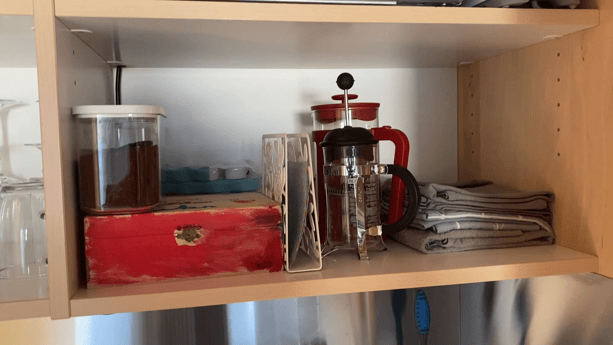 Fournitures de café (cafétière), thé, café au lait et sucre à la maison