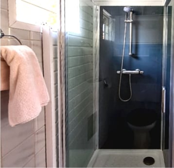 Badkamer met douche