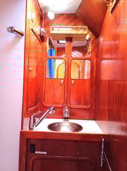 Lavabo en cabina de ducha con agua fría y caliente.