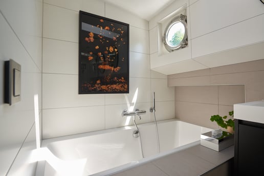 salle de bain principale avec douche à effet pluie, lavabo double vasque, baignoire et haut-parleur de plafond