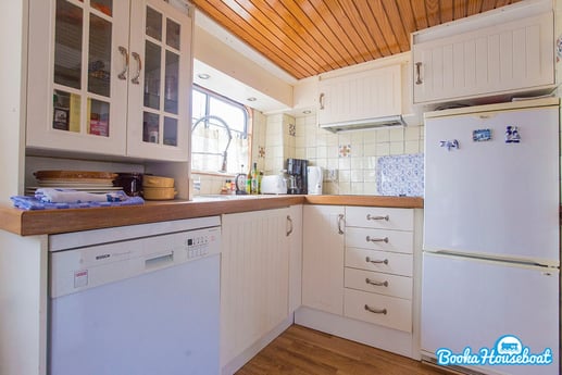 A fully equipped kitchen with dishwasher and microwave-oven.