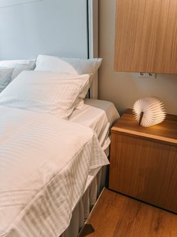 Lit et lampe de droite