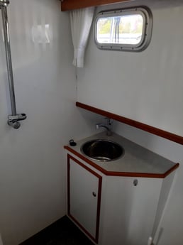 De douche aan boord.