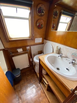 2 badkamers aan boord, waarvan één met warme douche