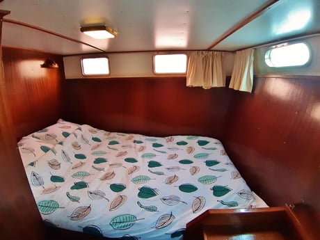 Achterin de boot bevindt zich de kapiteinshut met een tweepersoonsbed ().