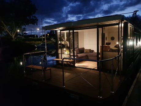 The houseboat at night