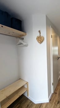 Garderobe in de entree.