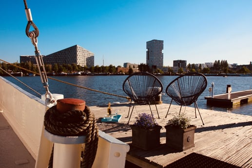 Terras aan kade met uitzicht op de rivier