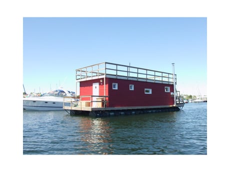 Esta casa flotante tiene un diseño típico escandinavo.