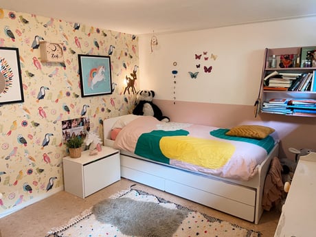 Kinderzimmer mit der Möglichkeit, zwei Betten zu machen