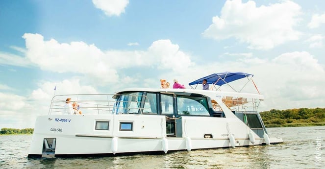 Le bateau est un symbole de luxe et d'élégance.