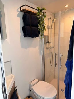 One of the 2 Shower (200 cm x 90 x 70), with WC