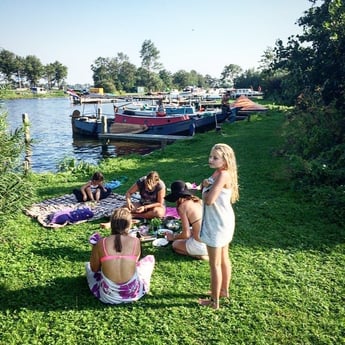 Qualitätszeit, Schwimmen und Schlafen auf einer Insel